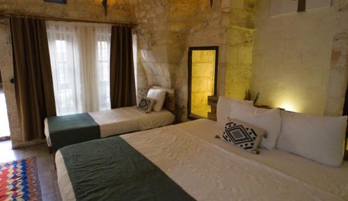 Deluxe Double Room (2 Adults + 1 Child)