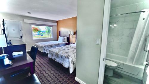 Double Room with Two Double Beds and Lake View