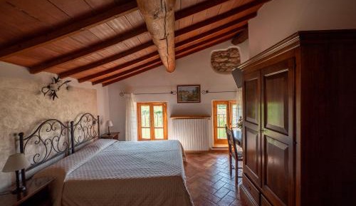 Deluxe Double Room (2 Adults + 1 Child)