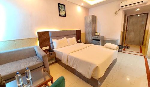 Deluxe Double Room with Side Sea View
