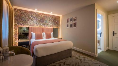 Double Room for Single Occupancy