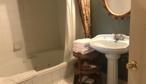 Queen Room with Spa Bath