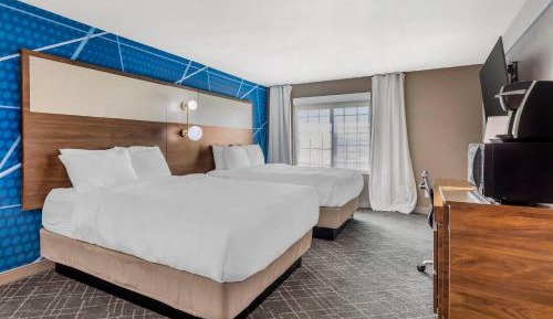 Quadruple Room with Two Queen Beds and Roll-In Shower - Disability Access/Non Smoking/Interior Hall/Pet Friendly