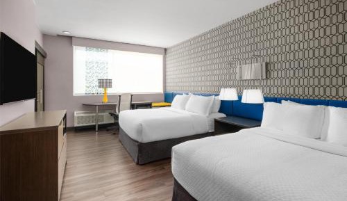 Queen Room with Two Queen Beds and Bath Tub - Disability Access