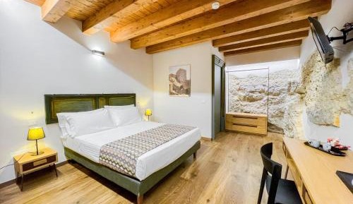 King Room with Roll-In Shower - Disability Access