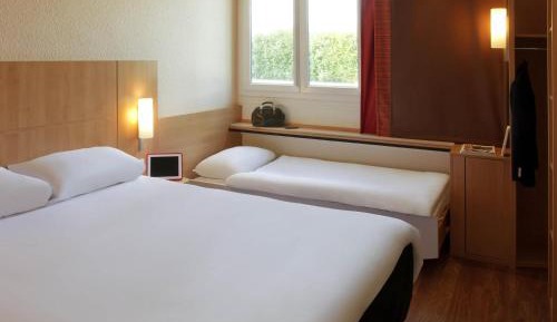 Standard Room with One Double Bed and One Single Bed (for one kid up to 12 year old)