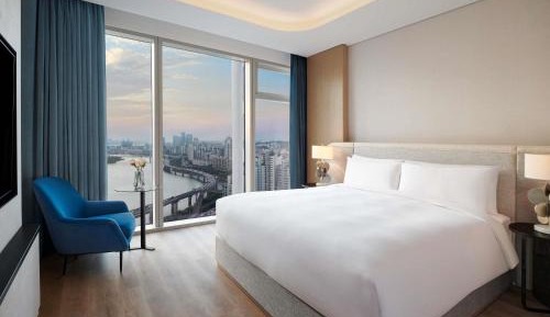 Premier River Suite with 1 King Bed, River View