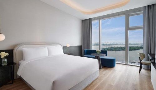 Premier River with 1 King Bed, River View