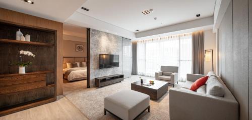 Deluxe Suite with Balcony and Hot Spring