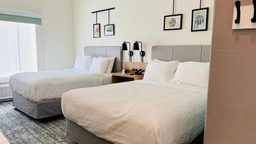 Quadruple Room with Two Queen Beds and Roll-In Shower - Disability Access/Non Smoking
