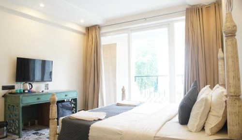 King Suite with Pool View