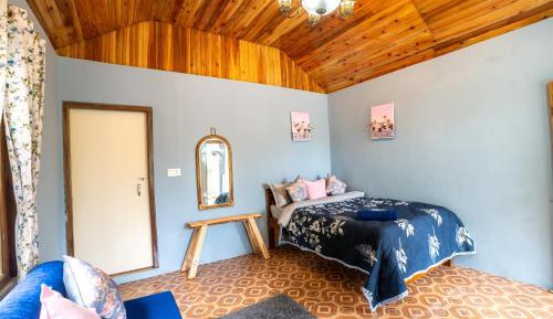 Deluxe Double Room (2 Adults + 1 Child)