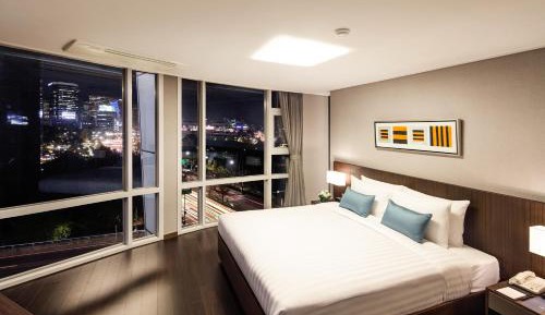 2 Bedroom Premier 1 King Bed 1 Queen Bed