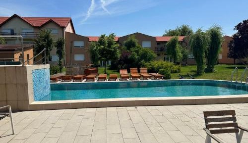 One-Bedroom Apartment with Pool View