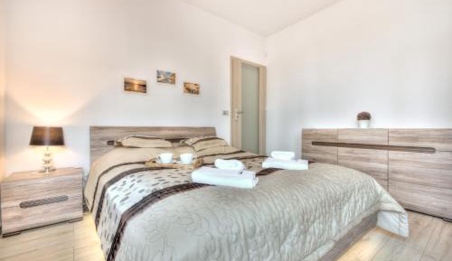 Deluxe One-Bedroom Apartment with Balcony (4 Adults)
