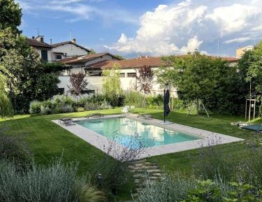Two-Bedroom Deluxe Apartment with Garden View