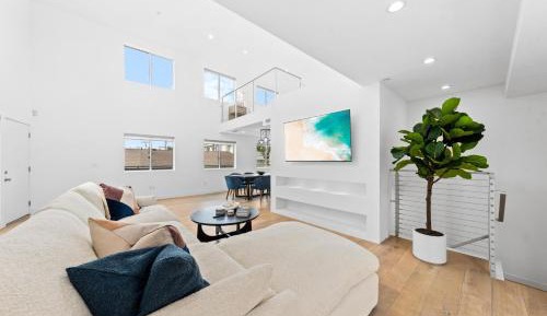 Four-Bedroom Apartment with Balcony 
