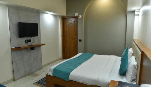 Deluxe Room (2 Adults + 1 Child)