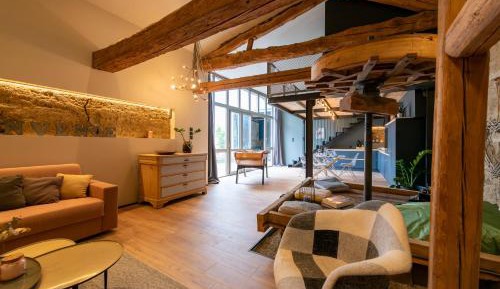 Deluxe One-Bedroom Apartment