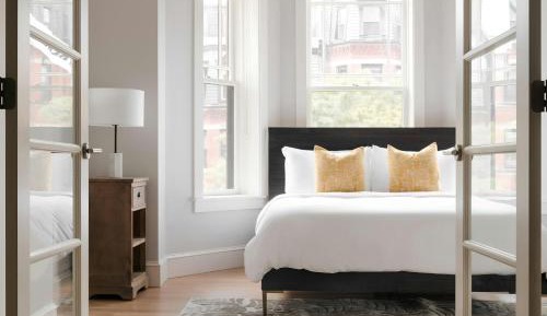 Suite with Double Bed - Mobility Accessible with Transfer Shower