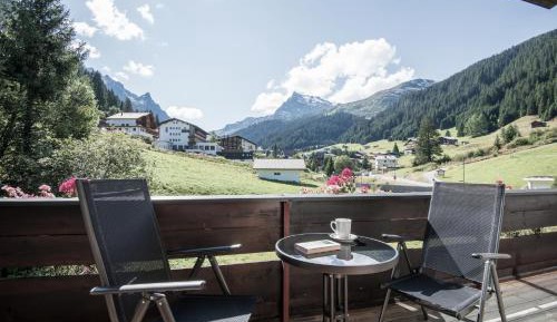 One-Bedroom Apartment with Balcony Top 3