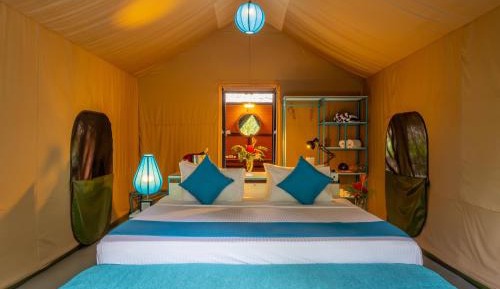 Deluxe tent with safari tour