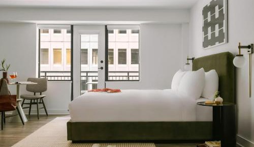 Studio Apartment with Queen Bed and Balcony