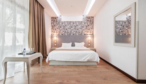 Suite with Mountain View