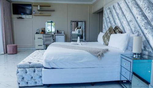 Suite with Lake View