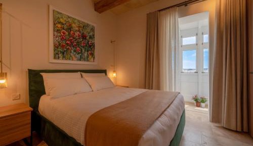 Deluxe One-Bedroom Apartment with Harbor View