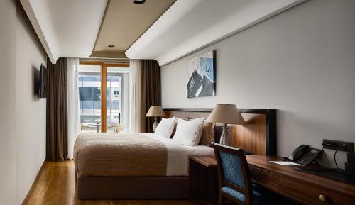 Business Room with Balcony and Arena View