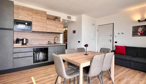 Two-Bedroom Apartment with Lake View