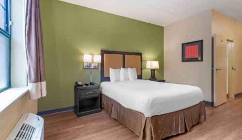Queen studio with 1 Queen Bed - Disability Access/Non-Smoking