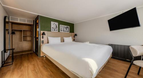 Standard Room - 1 Queen Bed