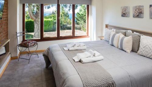 One-Bedroom Apartment with Lake View