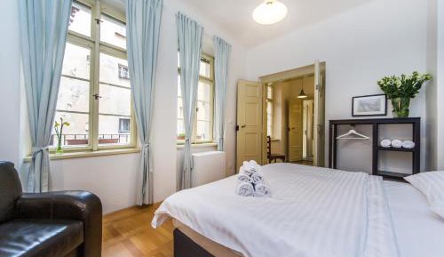 One-Bedroom Apartment with Balcony