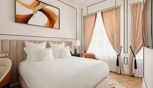 Deluxe Queen Room