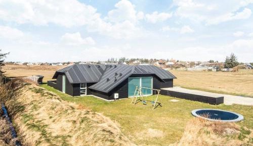 Ten-Bedroom Holiday Home