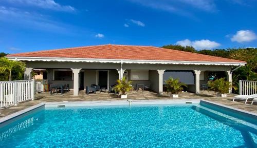 Apartment with Pool View 