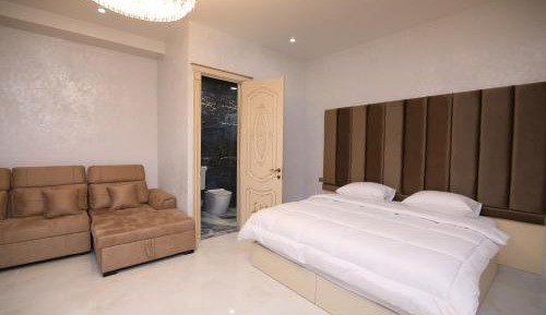 Deluxe King Suite