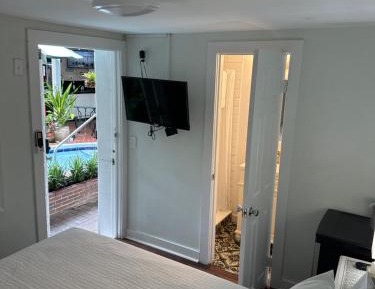 Tiny Queen Room