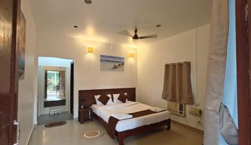 Deluxe Double Room (2 Adults + 1 Child)