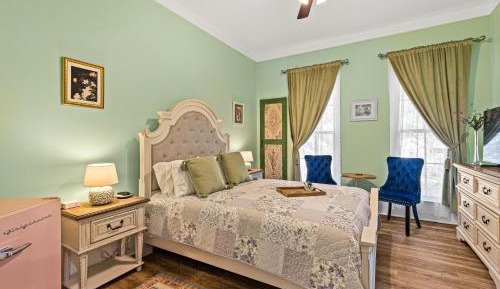 Deluxe Queen Room