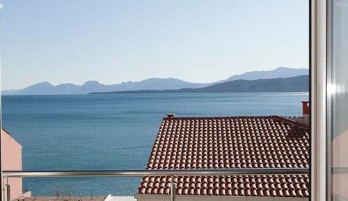 One-Bedroom Apartment with Sea View