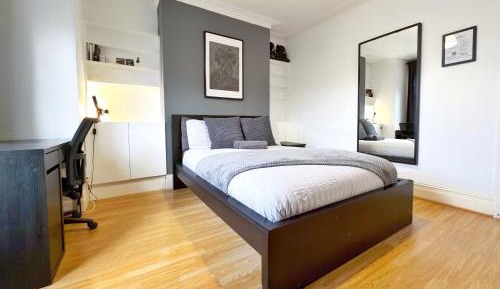 Large Double Room with Shared Bathroom