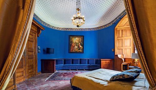Deluxe One-Bedroom Apartment