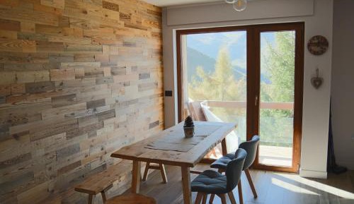 Apartment with Mountain View