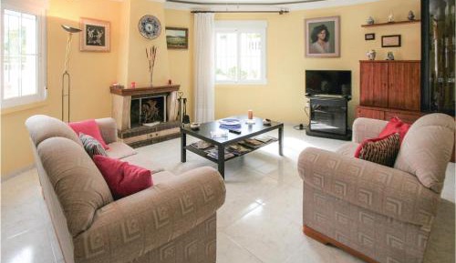 Three-Bedroom Holiday Home 