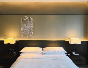 Executive Level Guest Room with King Bed