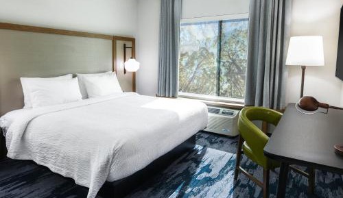 King Room with Roll-in Shower - Mobility Accessible